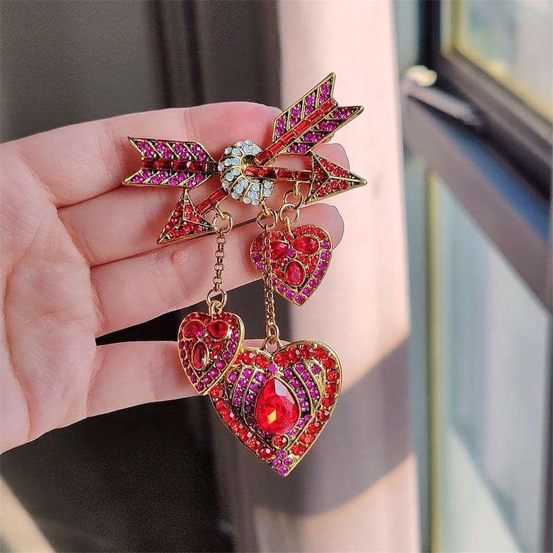 Брошь «Стрела любви Купидона», ретро-брошь «Стрела через сердце», инкрустированная бриллиантами, бахрома, аксессуары