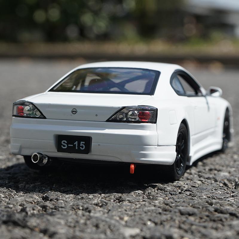 Welly 1/24 Nissan Silvia S15 Модель спортивного автомобиля из сплава Литой металл Модель гоночного автомобиля Высокая симуляция Коллекция Детская игрушка Подарок