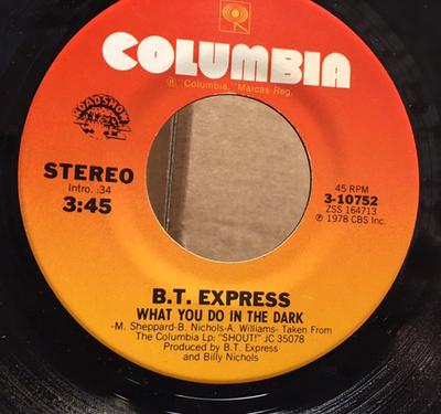 7-дюймовая пластинка B.T. EXPRESS - Что ты делаешь в темноте / Ты получил S 310752 Columbia 1978 США Соул/Фанк Б/у