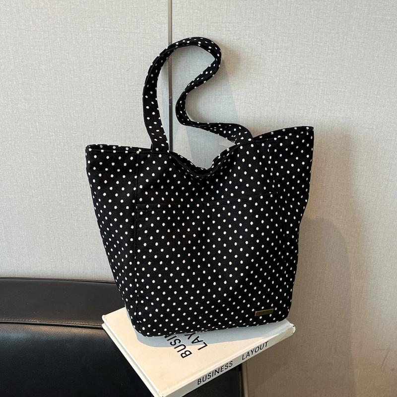 Лето 2025 новая сумка-тоут с плиссированной плечевой лямкой, простая и модная однотонная сумка для поездок в иностранном стиле, большая вместимость