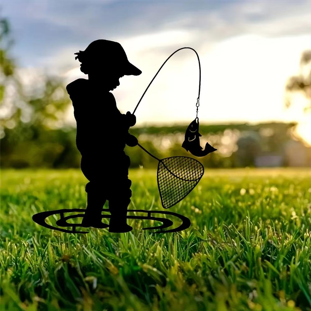 Винтажные силуэты мальчика, ловящего рыбу и играющего, металлический садовый колышек. Деревенская силуэтная скульптура, украшающая двор и сад