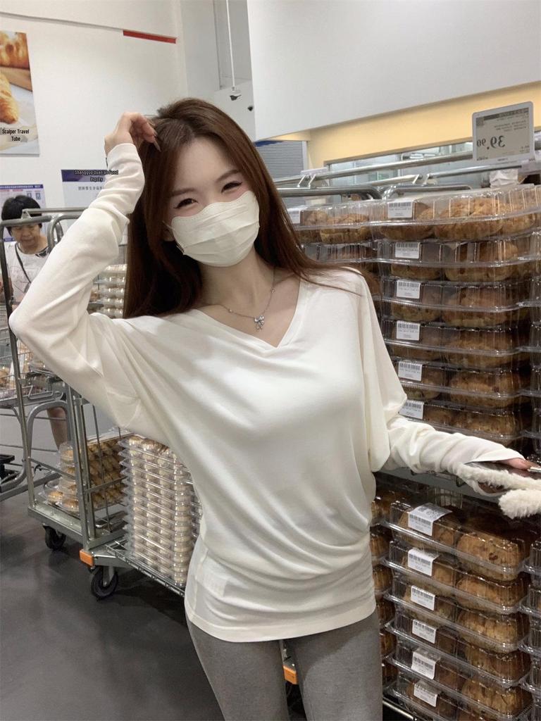 Korean V-Neck White Long Sleeve T-Shirt for Women – Autumn/Winter Relaxed Fit Base Layer with Cinched Waist