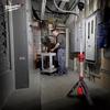 Беспроводной рабочий фонарь Milwaukee M12 12 В на штативе