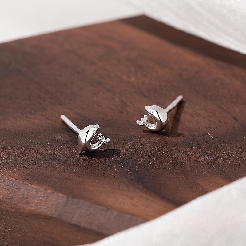 Мини-серьги в виде дельфинов для женщин, повседневный стиль для поездок на работу, универсальные студенческие серьги для прокалывания ушей