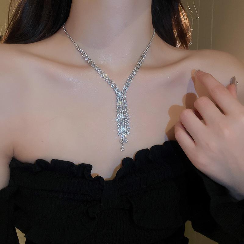 European & American Rhinestone Choker Necklace - Sleek, Short, Sexy Design