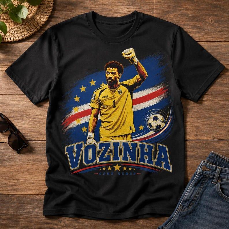 2026 Vozinha Черно-белый Портретный Коллаж Заполнить Букву Винтажная Хлопковая Футболка с Минеральной Стиркой Vozinha Кабо-Верде Круг Звезда Флаг Футбольный Баннер Футболка