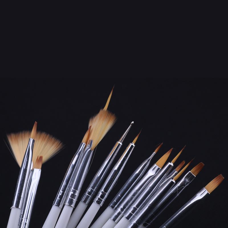 Набор разнообразных кистей для рисования в количестве 15 шт