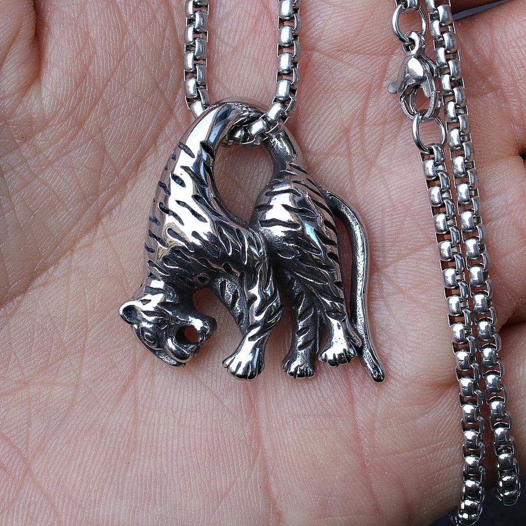 New European and American Hip Hop Jewelry Necklace Leopard Titanium Pendant Pendant ,A Gift for My Boyfriend