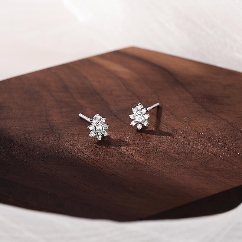 Exquisite Flower Earrings for Women with Light Luxury High-end Niche Design Earrings