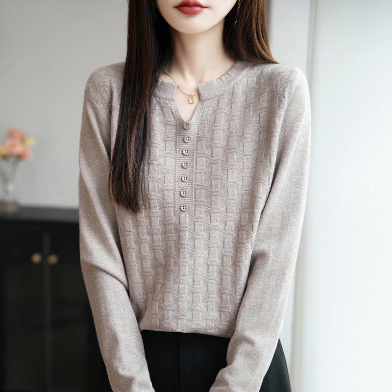 New Andy Velvet V-Neck Seven-Button Jacquard Knit Pullover: Stunning Autumn & Winter Women's Base Layer Shirt.