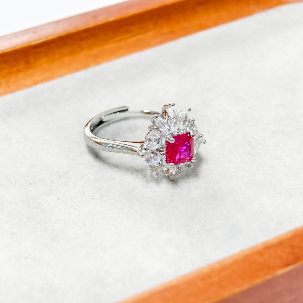 Gessen Jewelry: Элегантный набор: серьги, кольцо и подвеска с красными цирконами