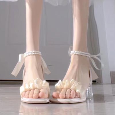 Сандалии с перекрестными завязками, женские туфли на толстом каблуке, новые летние туфли 2023 с жемчужной лентой и открытым носком, одна линия, высокие каблуки с открытым носком