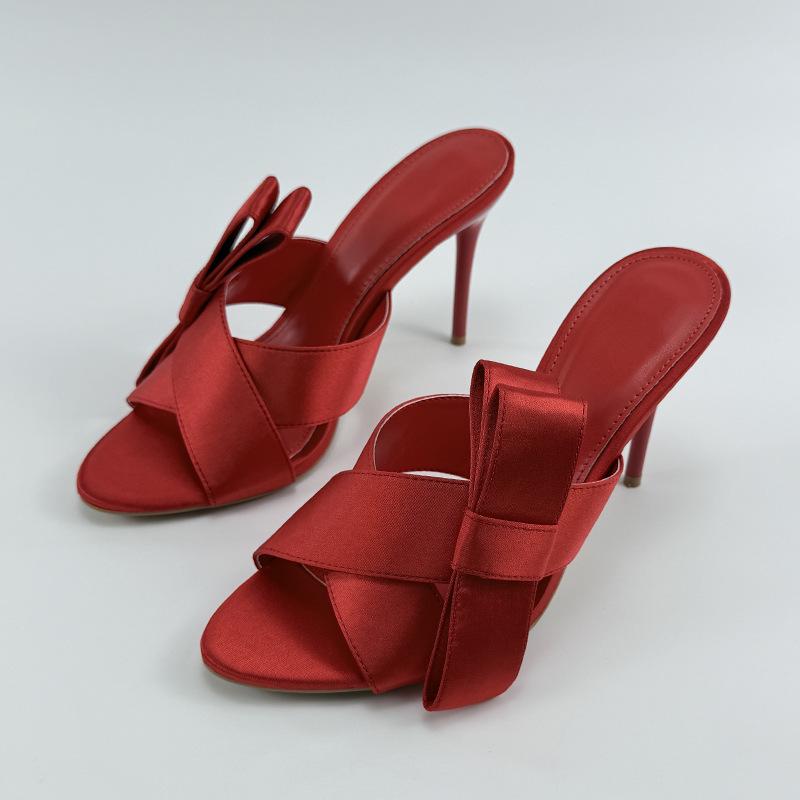 Летние женские шлепанцы на высоком каблуке с перекрестными ремешками и бантом - сандалии в сказочном стиле