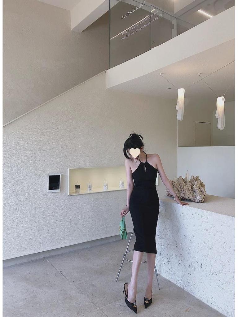 Черное платье-халтер с открытыми плечами - тонкая талия и длинная юбка