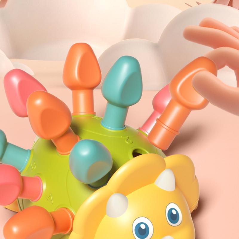 Детское раннее образование, развивающие мышление, развивающие концентрацию внимания, дети тянут маленького ежика-редиску и вставляют строительные блоки