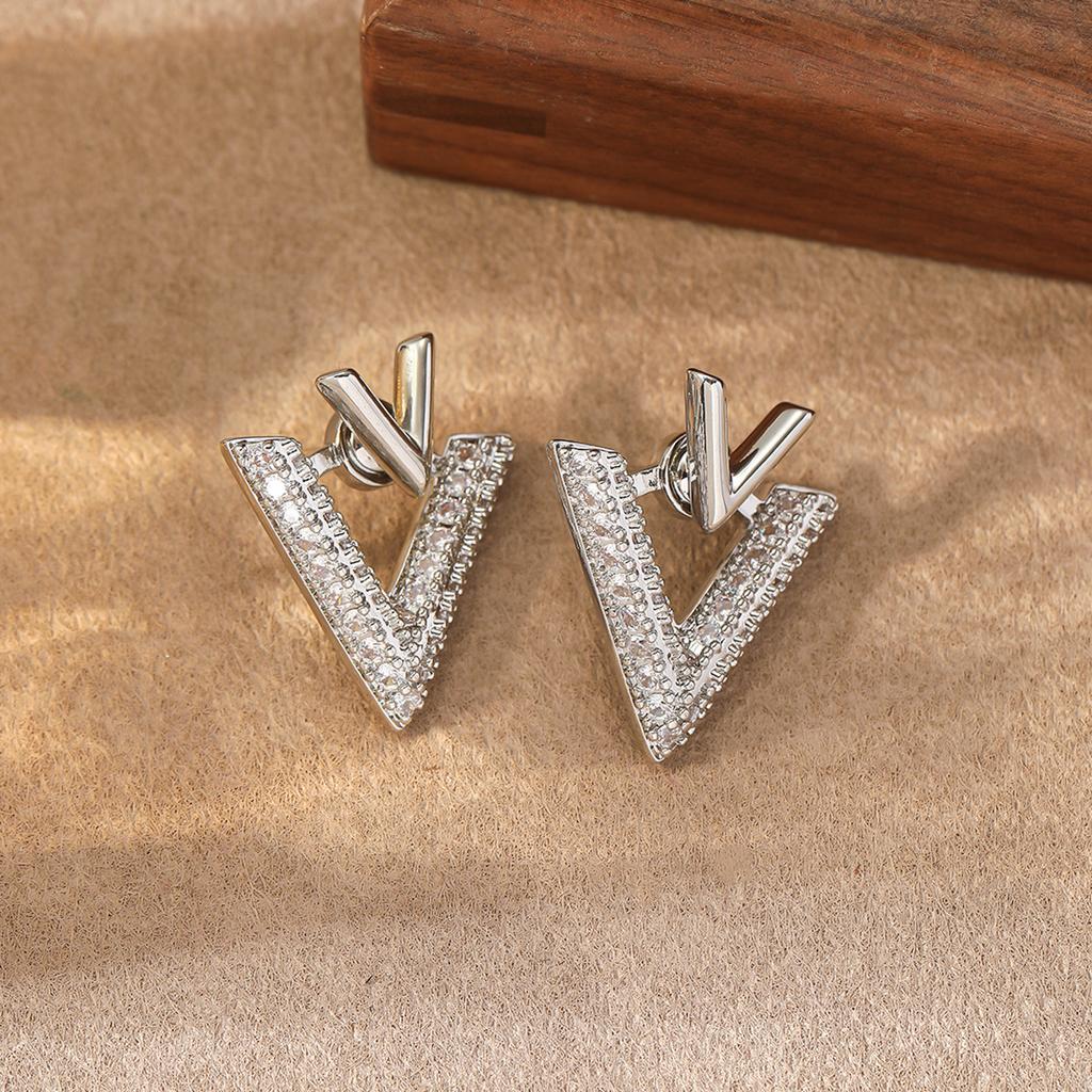 V Letter Stud Earrings, Women's Light Luxury Design, Simple and Exquisite Feeling, Wearing Triangular Cold Wind Earrings Before and After