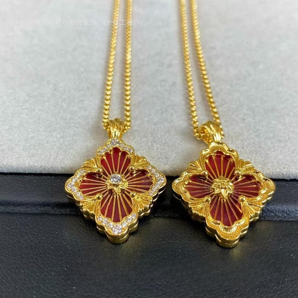 Ожерелье из 18-каратного золота с большим двухсторонним четырехлистным клевером и эмалью