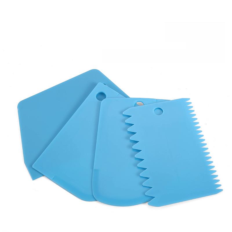 Набор из четырех скребков из полипропиленового пластика для приготовления тортов - включает трапециевидные и зубчатые скребки