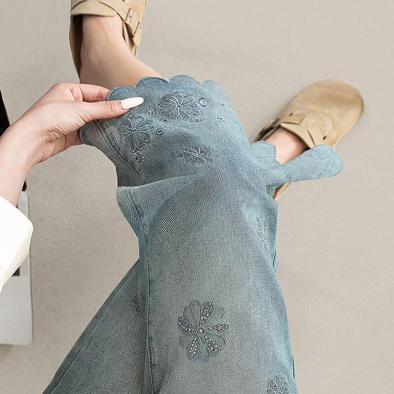 Женские стираные прямые джинсы с вышивкой