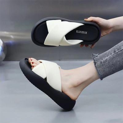 Модные сандалии на мягкой подошве на одно слово для ношения на улице лето 2025 новые на толстой подошве увеличивающие рост популярные пляжные туфли повседневные крутые шлепанцы