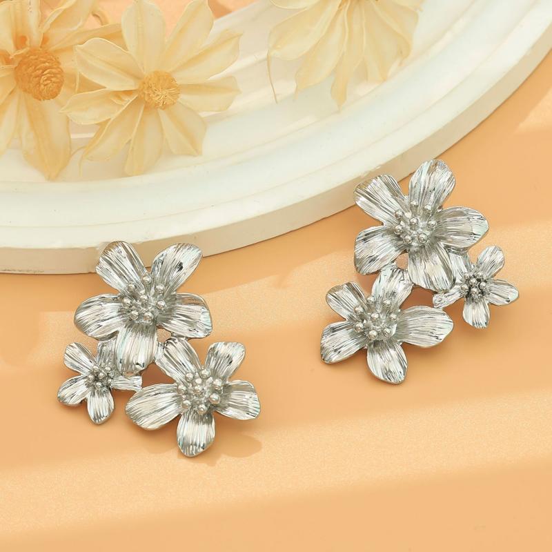 2026 New Fashion Metal Flower Stud Earrings for Women Vintage Gold Color Floral Statement Earrings Temperament Holiday Jewelry
