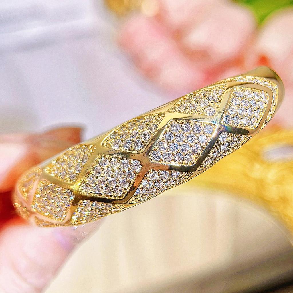 CMM Baroque Style European Retro Italian Brushed Craftsmanship Golden Hollow Ethnic Western Color Zircon Woman Bracelet Bangle