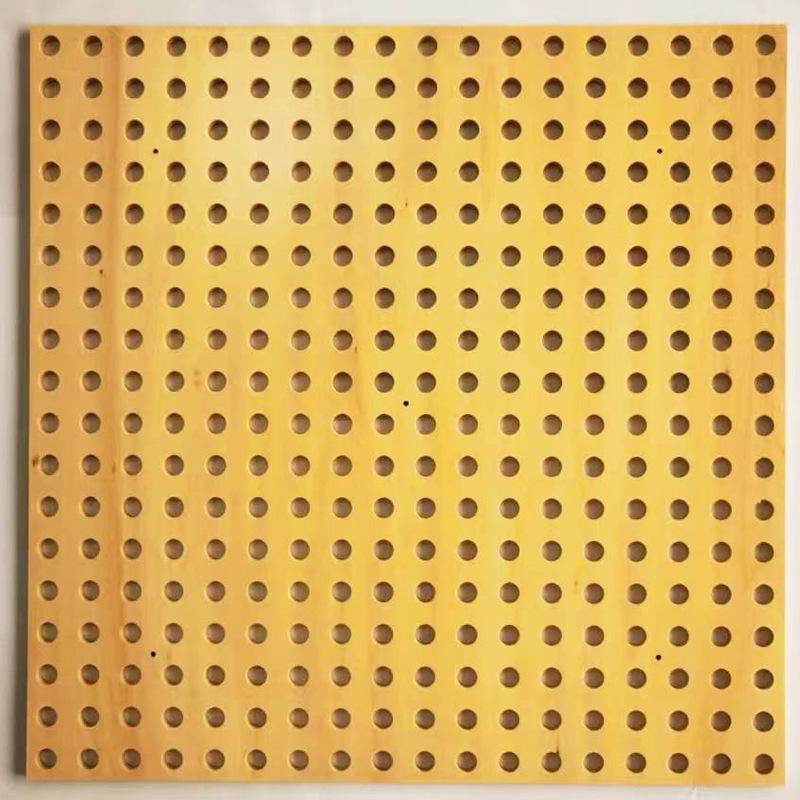 Стена-игрушка с колышками и бусинами: Интерактивные деревянные кубики и игра-украшение для стены для детского сада.