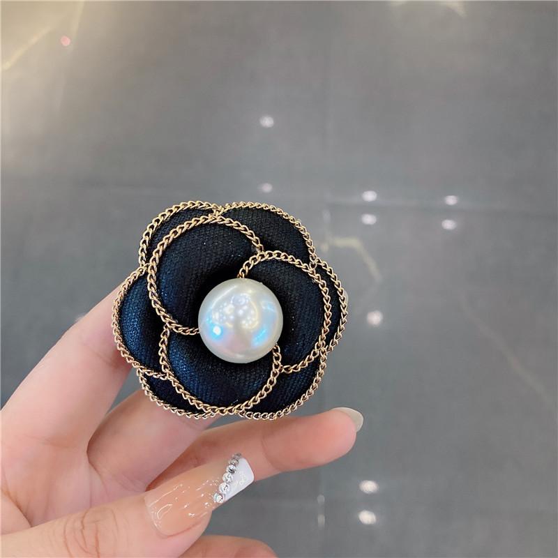 Guodongmen Temperament Simple Camellia Brooch Осень и зима Новый холодный стиль одежды аксессуары для женщин