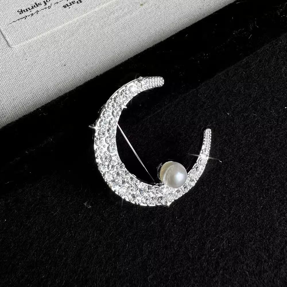 Fashion Design Sense Flash Diamond Moon Pearl Brooch Clothing Accessories Fashion Temperament Personality Accessories