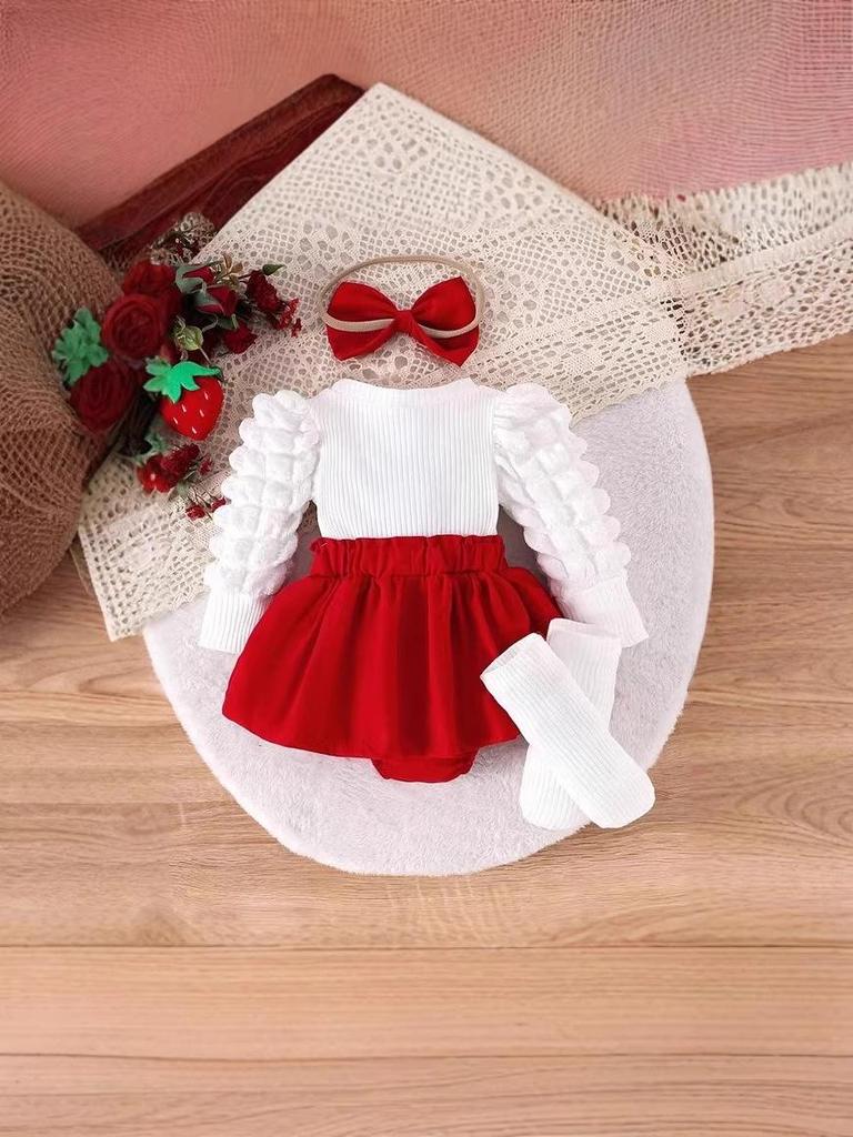 Набор из боди для девочки на тему клубники с красным бантом, повязкой на голову и носочками