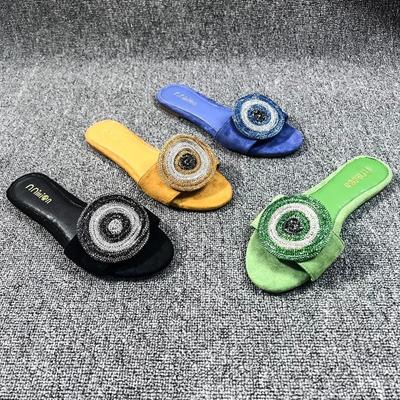 Женские сандалии на плоской подошве со стразами, очаровательные пляжные сандалии 2024 года, летние уличные тапочки, гламурная повседневная женская обувь