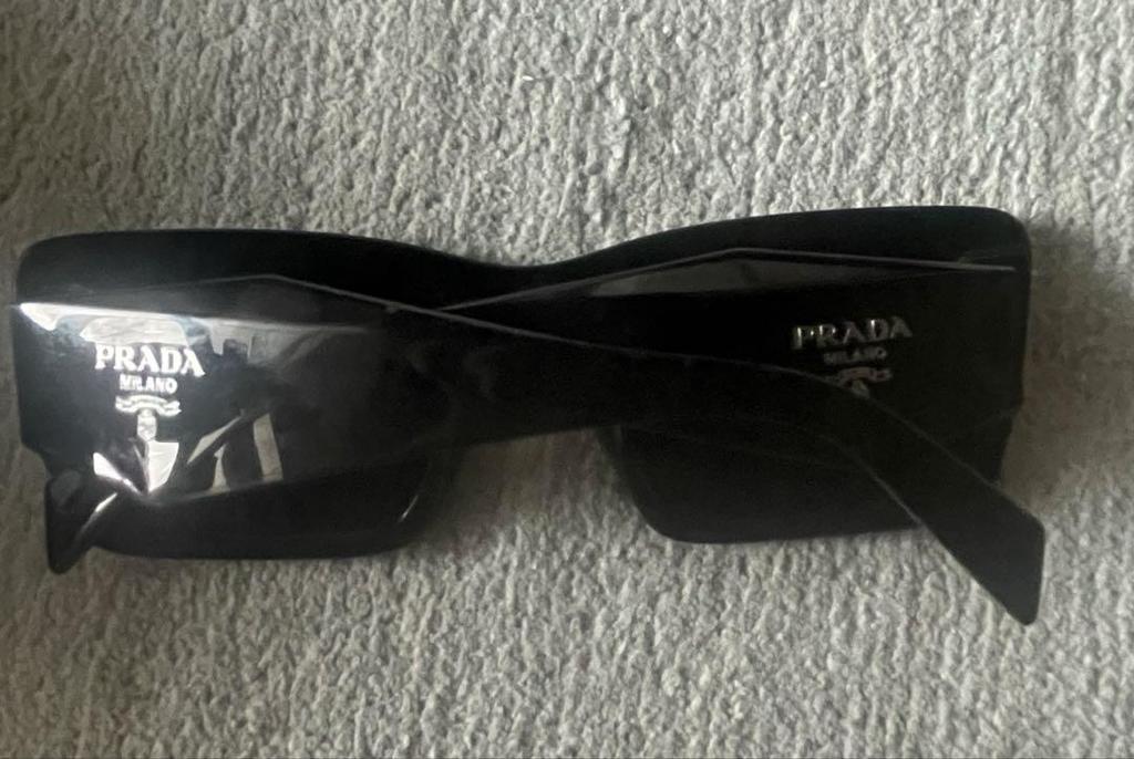 [Б/У] Оригинальные солнцезащитные очки с логотипом Prada (архив) носят Ники