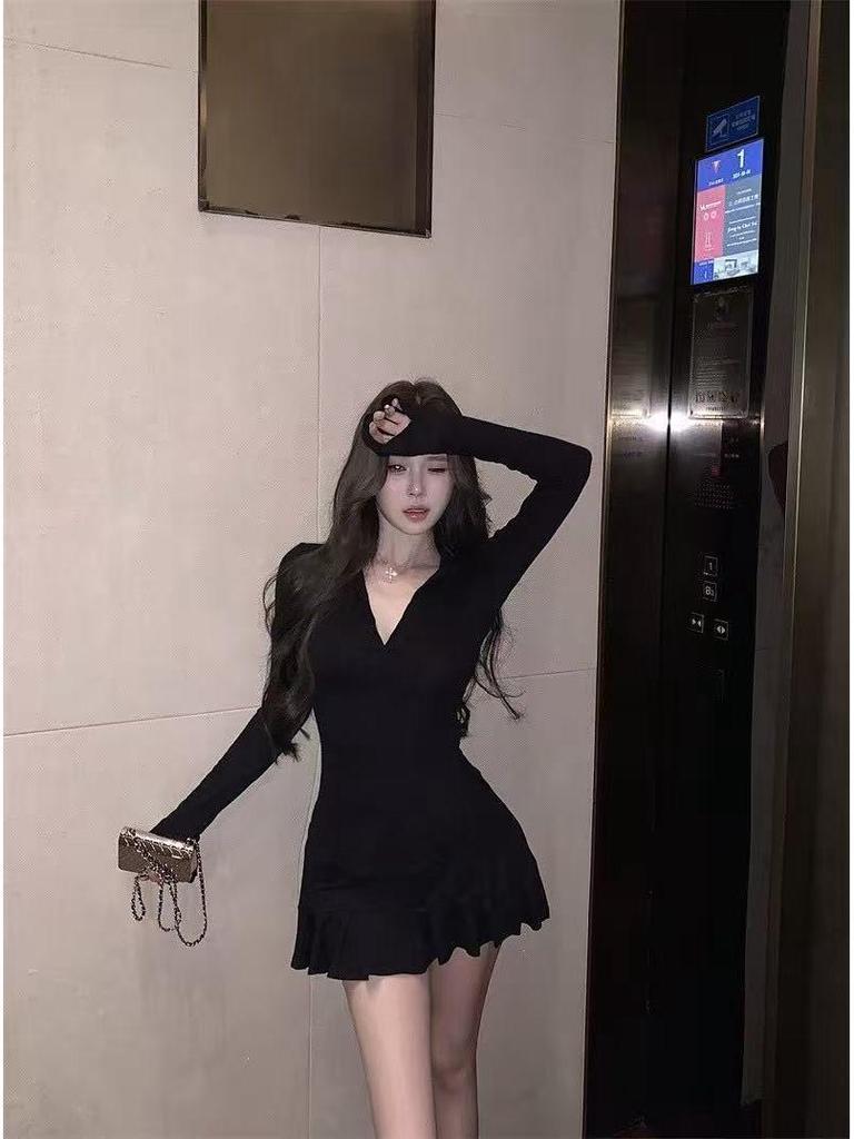 Элегантный топ с глубоким V-образным вырезом и длинным рукавом и юбка-шорты с высокой талией и складками