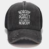 Бейсболка «Nobody is Perfect» — унисекс-кепка для активного отдыха с регулируемой сетчатой спинкой и потертым денимом спереди