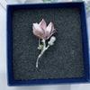 Брошь «Цветок магнолии» для женщин, искусственные булавки с цветами, эмалевые значки с искусственным жемчугом, значки на лацкан для пиджаков, платьев, пальто, аксессуары