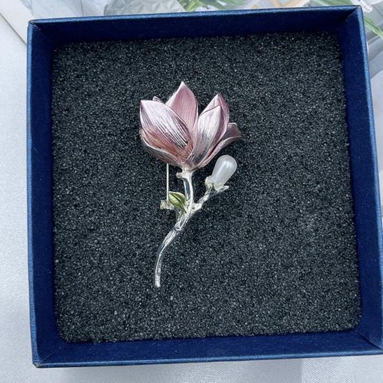 Брошь «Цветок магнолии» для женщин, искусственные булавки с цветами, эмалевые значки с искусственным жемчугом, значки на лацкан для пиджаков, платьев, пальто, аксессуары