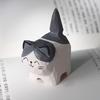 Деревянная резная фигурка кошки, ручная резьба по дереву, художественная статуэтка котенка, маленькая скульптура животного, украшение для домашнего офиса, рабочего стола, орнамент