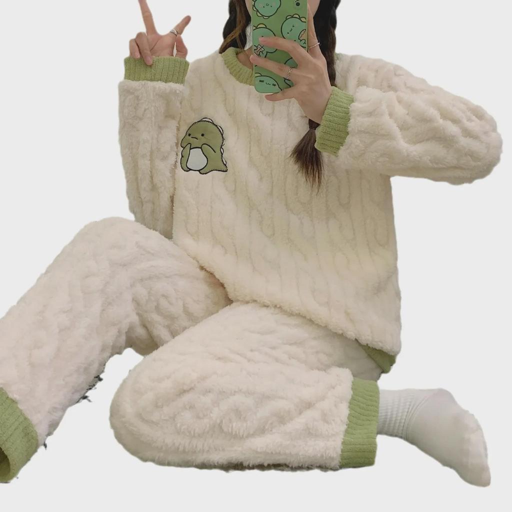 Women's Winter Velvet Pajama Set: Thick, Warm, Long-Sleeve Floral Design