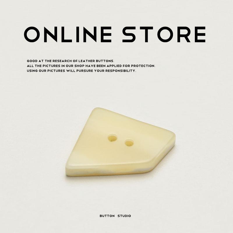 5Pcs Two Eyes Diagonal Head Triangular Resin Button Trench Coat Women'S Clothing Large Clothes Decorative Buttons Sweater Jacket Decorative Buttons