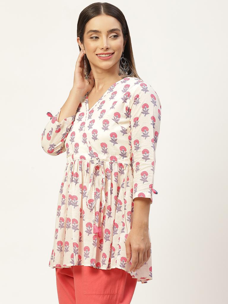 Женский белый топ с принтом и запахом