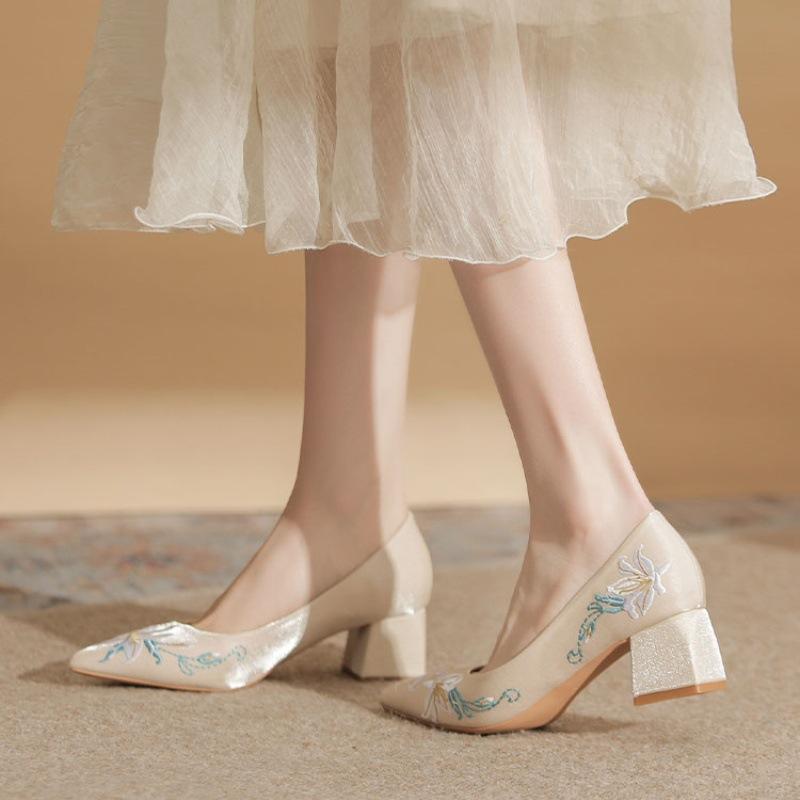 Вышитые туфли-лодочки женские новые светлые туфли для платья не утомляют туфли на высоком каблуке для ципао