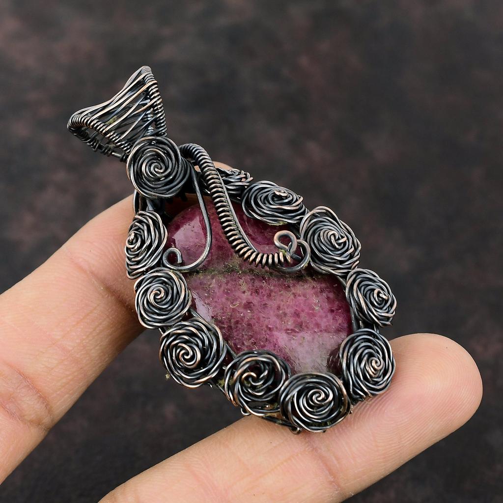 Родонитовый кулон, обернутый медной проволокой, кулон из натурального драгоценного камня, изящное медное украшение, кулон ручной работы, подарок для него, обернутый проволокой, ювелирные изделия