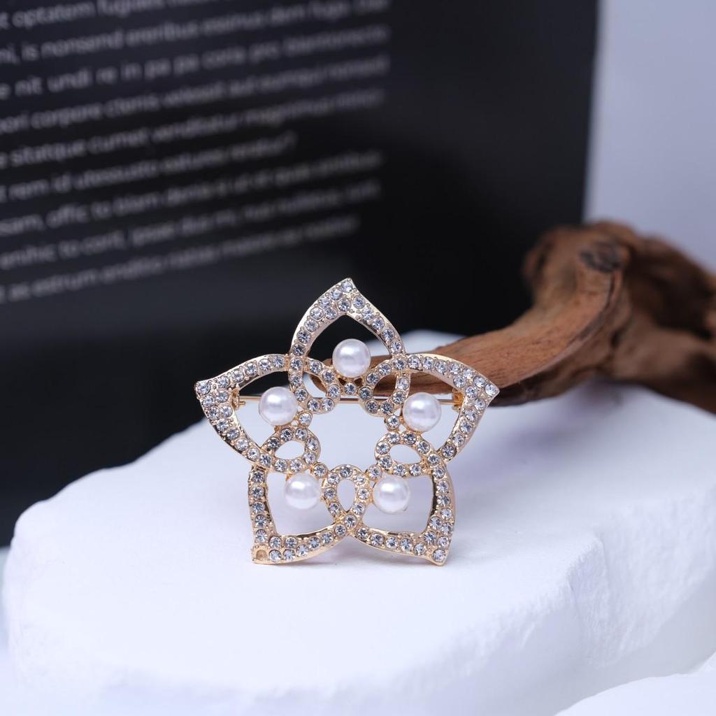 Корейская брошь-камелия со стразами – Роскошная булавка от exposure