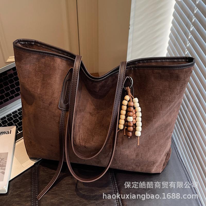 Женская сумка-тоут большой вместимости 2025 новая осенне-зимняя универсальная матовая ретро сумка на плечо замшевая рабочая сумка для поездок