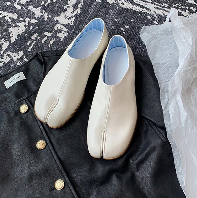 Fashion Novelty Split Toe Shoes Woman Ninja Tabi Slippers Leather Round Toe Slides Comfy Mules Femmes Clog Sandals Pettitoes Flipflops