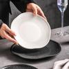 Однотонная керамическая неглубокая тарелка с рельефной полосой, салатная тарелка, десертная тарелка, блюдо для сашими и суши, креативная посуда для молекулярной кухни