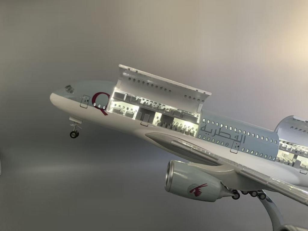 Модель самолета A380 авиакомпании Qatar Airways с двойными дверями, подсветкой и колесами - Реалистичный статический авиационный орнамент