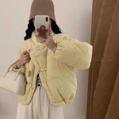 Женский короткий пуховик с двумя роговыми пуговицами, зимняя мода 2025, воротник-стойка, милый, теплый, белый утиный пух, куртка-хлеб, тренд