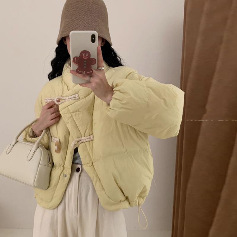 Женская короткая куртка-пуховик с двумя роговыми пряжками, зимняя мода 2024 года, воротник-стойка, милая теплая куртка из белого утиного пуха, прилив