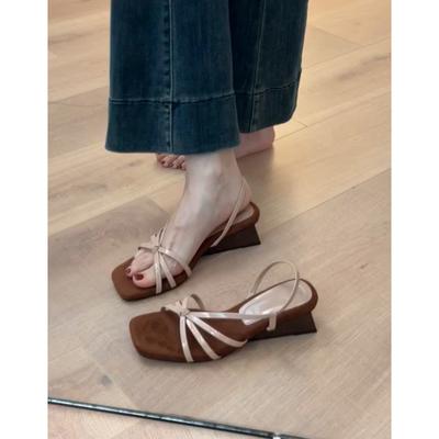 Французский темперамент красивые римские сандалии женские 2025 новые с открытым носком на танкетке универсальные туфли на высоком каблуке